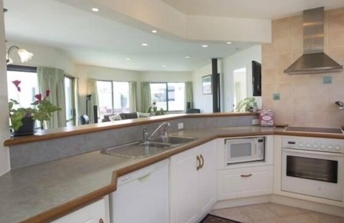 Whangamata House | Sunny house near Golf Course and Recreation Centre