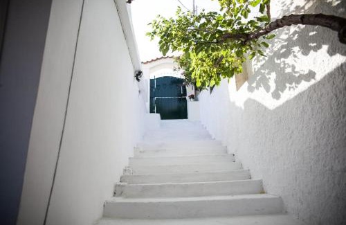 Spiliazeza House | Sunny house, stunning Aegean Sea views.