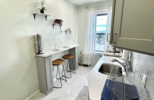 West Side Condo | Sunny Jersey City 1BR - 25min to NYC & EWR, King Bed & Park Views