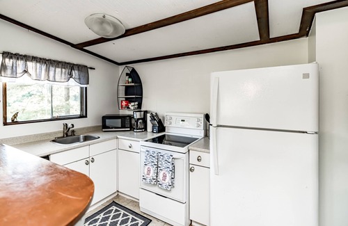 Gravenhurst Cottage | Sunny Lake for Sunset Lovers in South Muskoka!