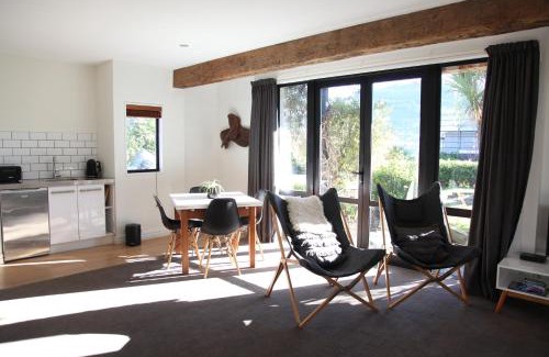 Kelvin Heights House | Sunny Lakeside Haven