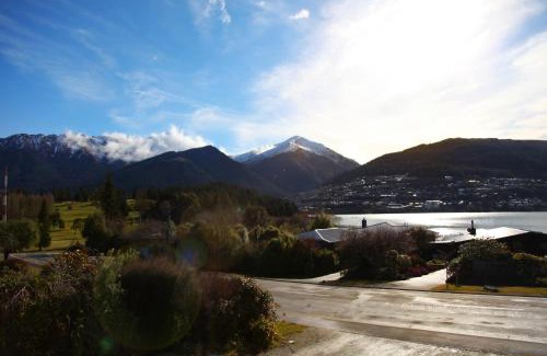 Kelvin Heights House | Sunny Lakeside Haven