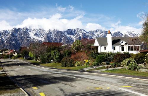 Kelvin Heights House | Sunny Lakeside Haven