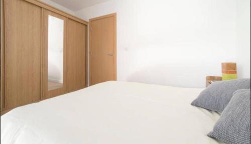 Dalston Apartment | Sunny London apartment for 4 guests, self check in