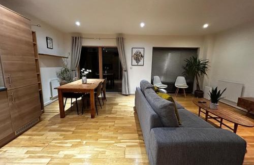 Dalston Apartment | Sunny London apartment for 4 guests, self check in