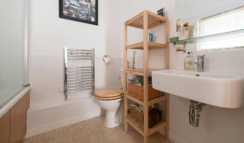 Dalston Apartment | Sunny London apartment for 4 guests, self check in