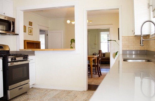 Vollintine-Evergreen Bed & Breakfast | Sunny Midtown Home in Memphis, TN