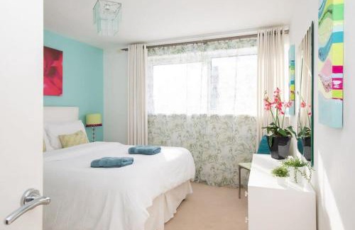 East Wittering Apartment | Sunny & Modern Near the Beach & Village w Parking