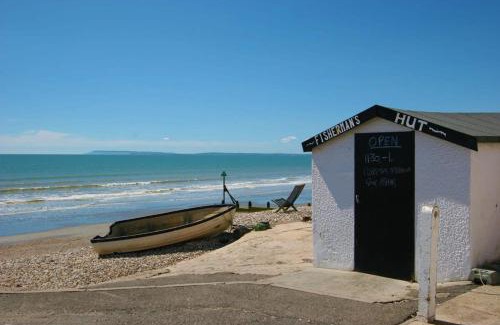 East Wittering Apartment | Sunny & Modern Near the Beach & Village w Parking