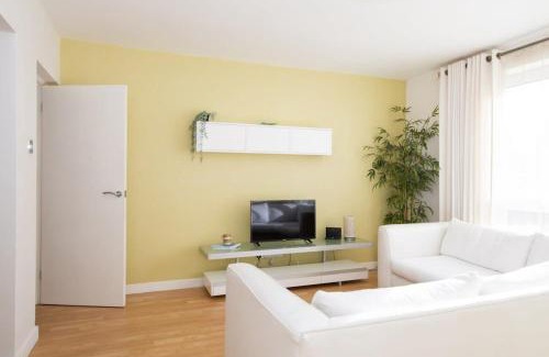 East Wittering Apartment | Sunny & Modern Near the Beach & Village w Parking
