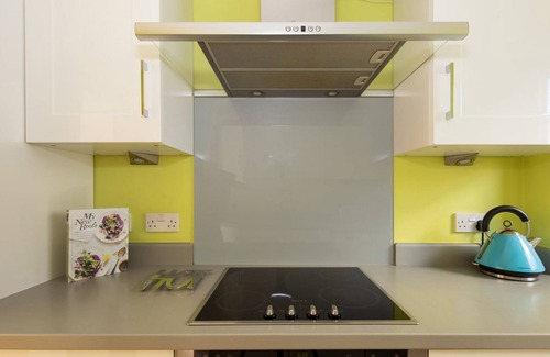 East Wittering Apartment | Sunny Modern Nr Beach Village w Parking