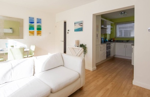 East Wittering Apartment | Sunny Modern Nr Beach Village w Parking