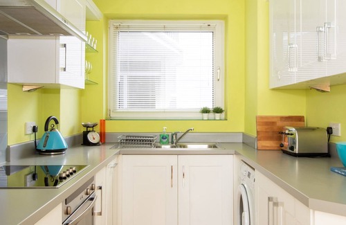 East Wittering Apartment | Sunny Modern Nr Beach Village w Parking