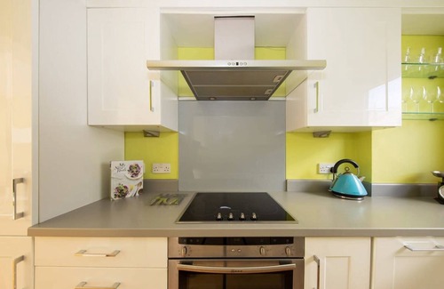 East Wittering Apartment | Sunny Modern Nr Beach Village w Parking