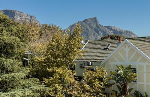 Claremont Apartment | Sunny modern space with Mountain View