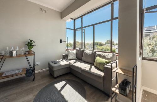 Claremont Apartment | Sunny modern space with Mountain View