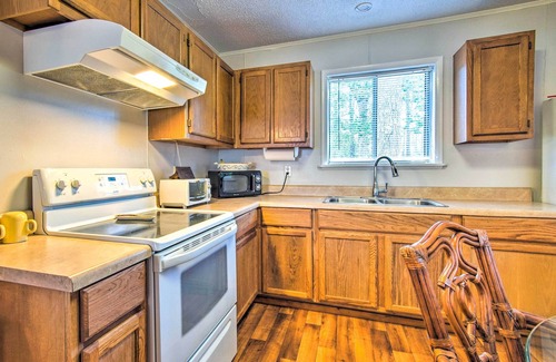 Tranquil Harbour Cottage | Sunny Oak Island Retreat - 3 Blocks to Beach!
