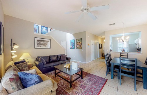 Regal Palms House | Sunny Oasis