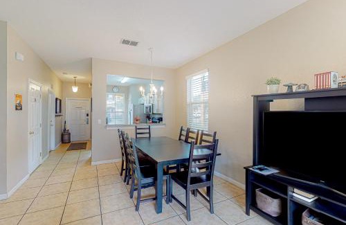 Regal Palms House | Sunny Oasis