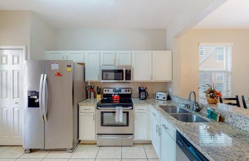 Regal Palms House | Sunny Oasis