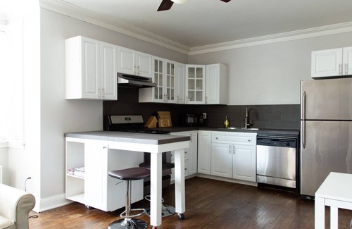 Parkdale House | Sunny One Bedroom With Parking