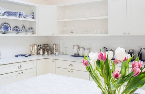 East Hampton North House | SUNNY, OPEN AND SPACIOUS TASTEFULLY RENOVATED OASIS TWO MINUTES TO TOWN
