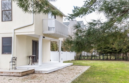 East Hampton North House | SUNNY, OPEN AND SPACIOUS TASTEFULLY RENOVATED OASIS TWO MINUTES TO TOWN