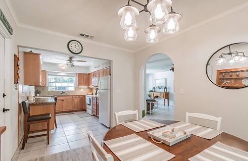 Arlington Park House | Sunny Palms - Spacious home with private garden by Gulfcoast Holiday Homes