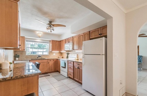 Arlington Park House | Sunny Palms - Spacious home with private garden by Gulfcoast Holiday Homes