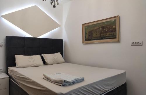 Banovo brdo Apartment | Sunny parkside retreat