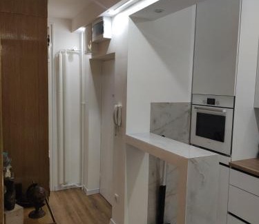 Banovo brdo Apartment | Sunny parkside retreat