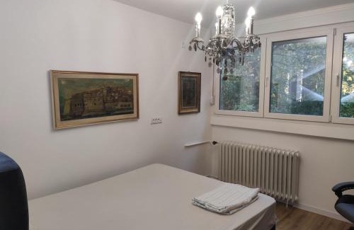 Banovo brdo Apartment | Sunny parkside retreat