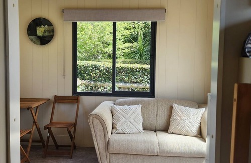 Kinloch Cottage | Sunny, peaceful, cute, cottage only 10 mins to Taupo CBD, Kinloch/Lakefront