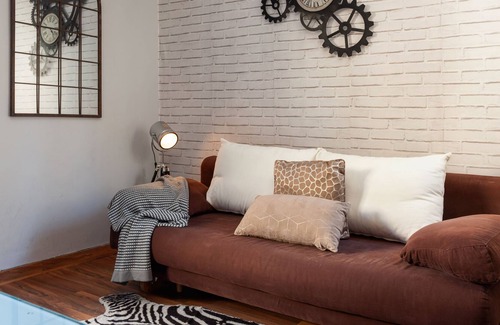 El Guinardo Apartment | Sunny Penthouse 2 bedroom townhouse