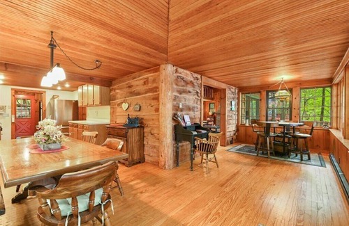 Sunny Point Cabin | Sunny Point Lake Wallenpaupack Lakefront with private dock - 4 bedroom sleeps 9