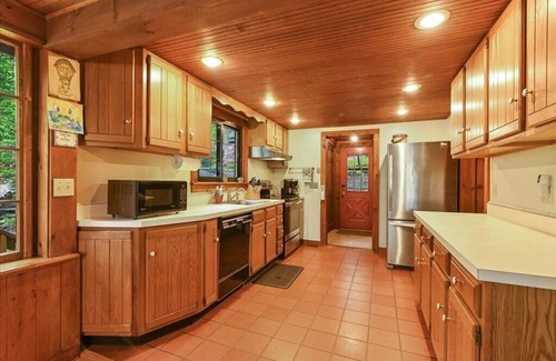 Sunny Point Cabin | Sunny Point Lake Wallenpaupack Lakefront with private dock - 4 bedroom sleeps 9