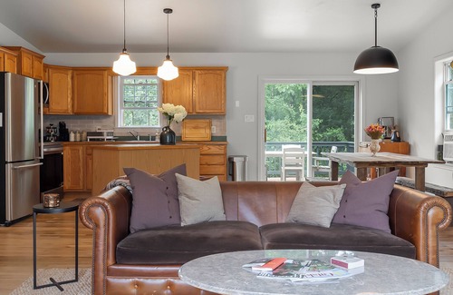 Hudson House | Sunny & relaxing pondside oasis min from heart of Hudson & Catskill