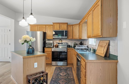 Hudson House | Sunny & relaxing pondside oasis min from heart of Hudson & Catskill