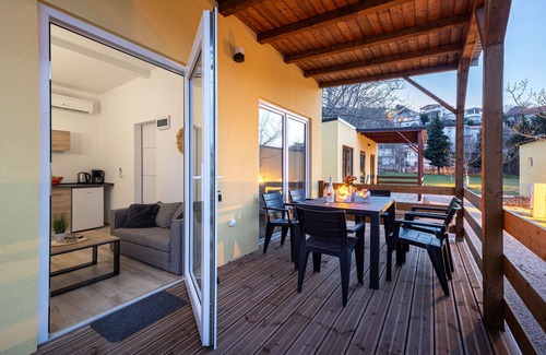 Donji Karin House | Sunny Resort 2-bedroom bungalow with sea view