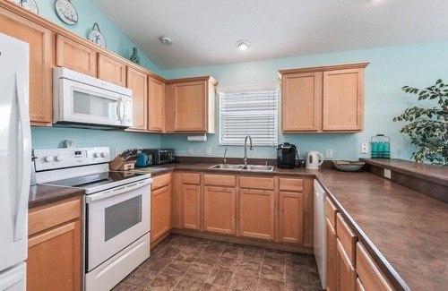 Fernandina Villa | Sunny Retreat: 3BR/2BA Courtyard Villa - Golf Cart Included!