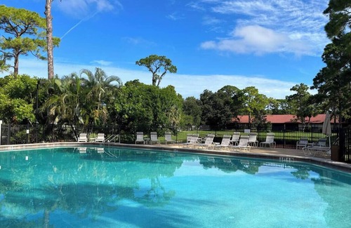 Gulf Gate Estates Villa | Sunny Sarasota Villa near beautiful Siesta Key beach