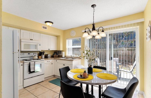Indian Harbour Beach Apartment | Sunny Sea~ Walk to the beach, Pool, BBQ, Gym, Game