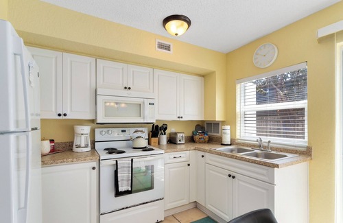 Indian Harbour Beach Apartment | Sunny Sea~ Walk to the beach, Pool, BBQ, Gym, Game