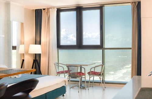 Herzliya Pituach Apartment | Sunny sea view studio