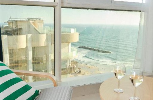 Herzliya Pituach Apartment | Sunny sea view studio