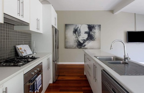 Windsor House | Sunny Serenity in Prime Location off Chapel St