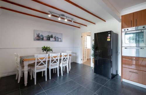 Lake Illawarra House | Sunny Shores Retreat –Private Pool & Pet friendly