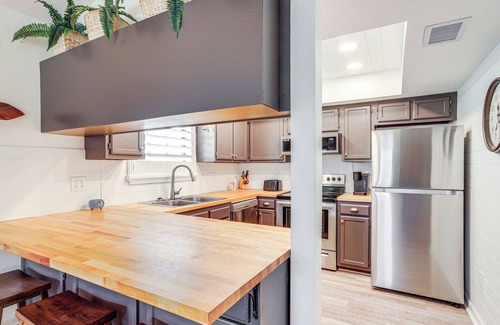 Suwannee House | 'Sunny Side Up' Canal-Front Getaway w/Dock!