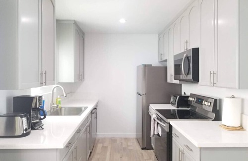 Marina Peninsula Apartment | Sunny & Spacious 3 Bed - 20 second walk to beach!