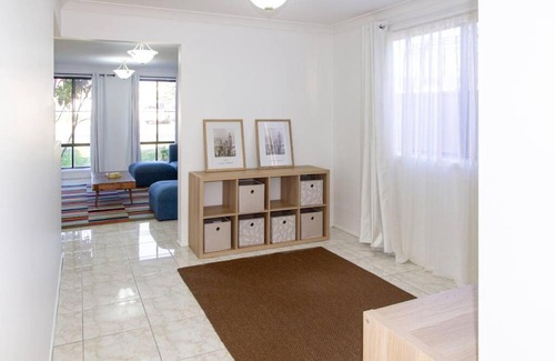 Prestons Villa | Sunny & Spacious Family Retreat
